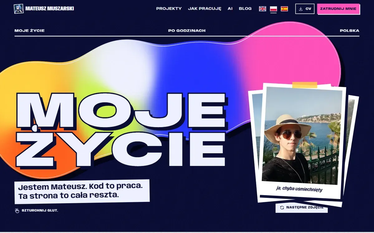Moje życie: napis Moje życie ogromnymi obrysowanymi literami na kolorowej plamie, obok stos zdjęć z wakacji